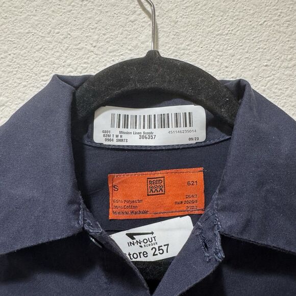 In-N-Out Burger Uniform Shirt Mens Sz S Navy Blue Button Up Red Patch Reed NEW - Picture 3 of 6